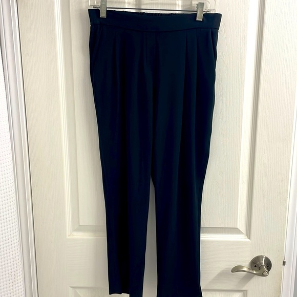 Aritzia Babaton Cohen Black Pull On Ankle Pants Pockets Front Pleats Crepe Sz 4 - Picture 2 of 16